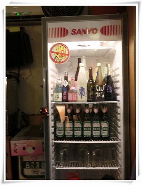 冰箱里有多种啤酒或清酒,让客人喝的开心而价格也算一般.