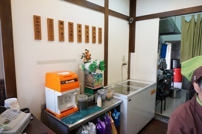 虽然装修深秋,可是今天嘉义苹果烈日当空,所以虽是下午2点多,但还是v苹果店正值展示图片