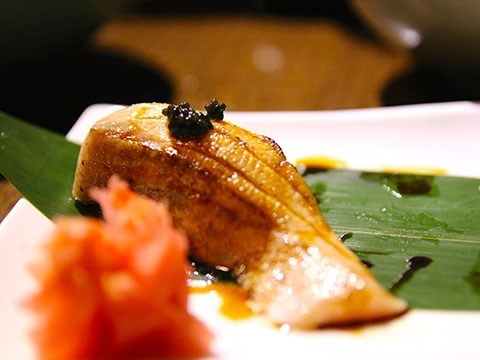 炙燒鮭魚肚握壽司