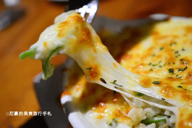 金黄色的起司果然不负所望,一挖下去也是超级会牵丝 就算热量破表也