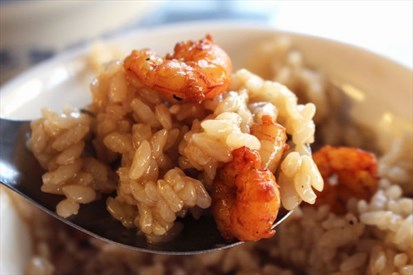 特別調配的醬汁與米飯均勻拌炒 每一粒米都吸附著飽滿的醬汁搭配著新鮮的蝦仁