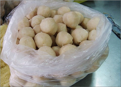 【巷弄美食】超赞的手工甜不辣～烤肉必备!迪化街进成鱼丸店