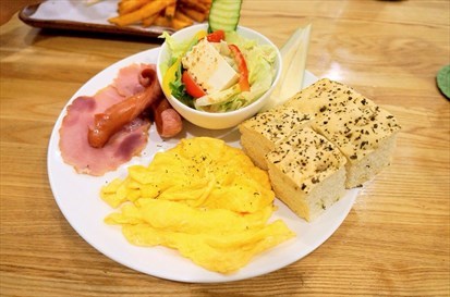 有佛卡夏、香腸、鮮奶炒蛋、火腿、水果、和風豆腐胡麻沙拉