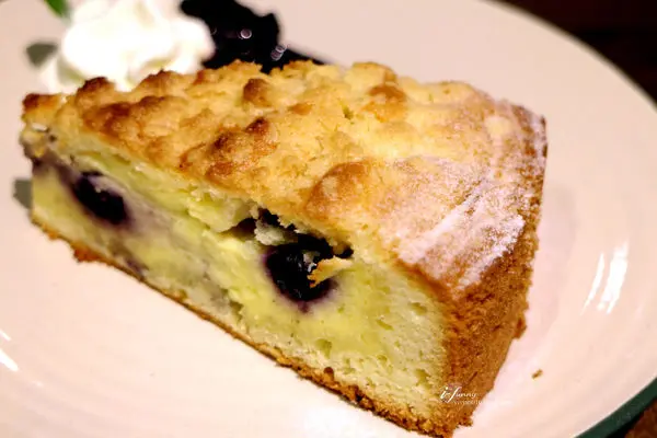 比特尼克beatnik cafe酥顶蛋糕提供两种馅料-焦糖及蓝莓可选,我们选了