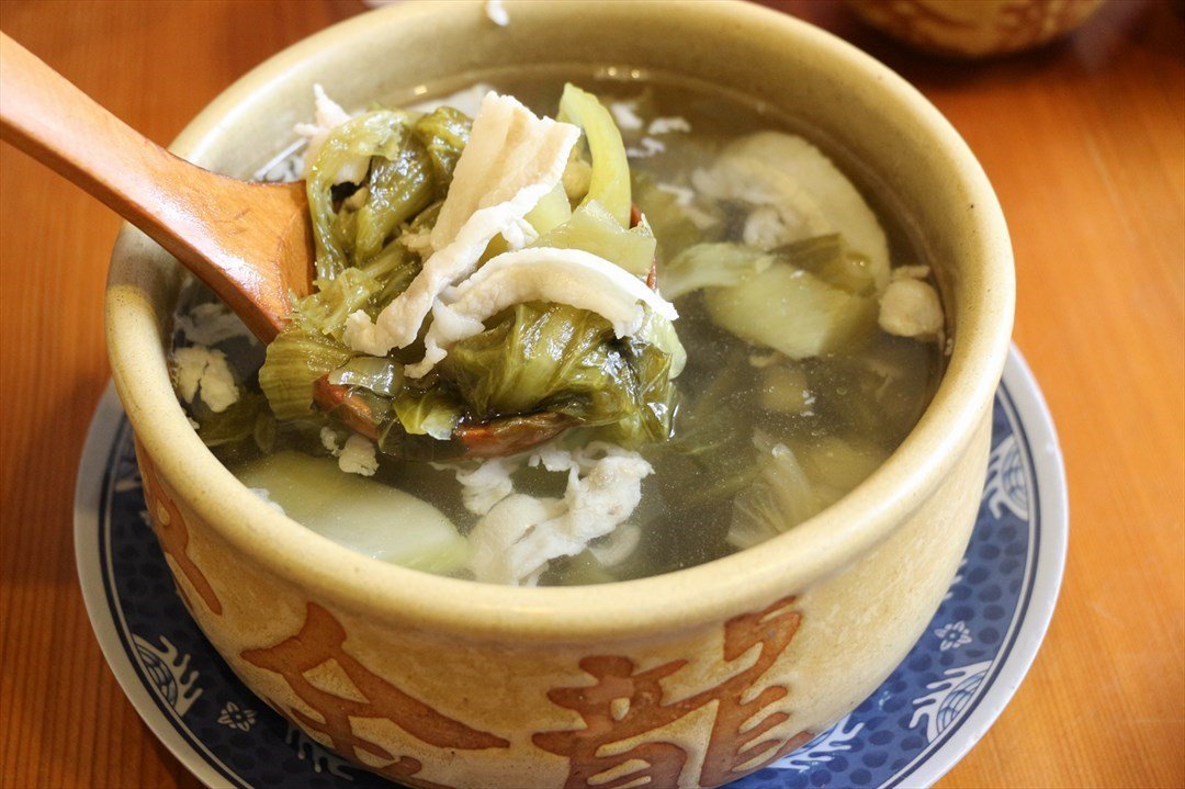 酸菜肉片汤preserved vegetables and pork soup 