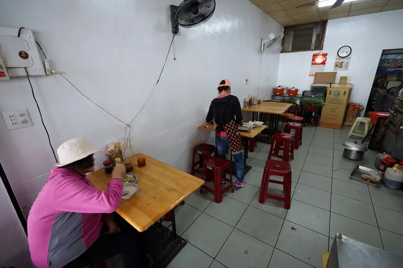 早餐店4点就开门了~超级早的啊~但是对他们而言是刚好而已,农村的生活