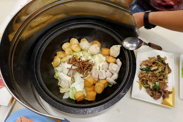 橙石自助石頭火鍋 用乾魷魚,洋蔥,大蔥與麻油爆香肉片的石頭火鍋 無骨