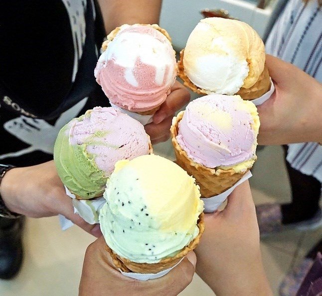 吃冰淇淋图片真实照片图片